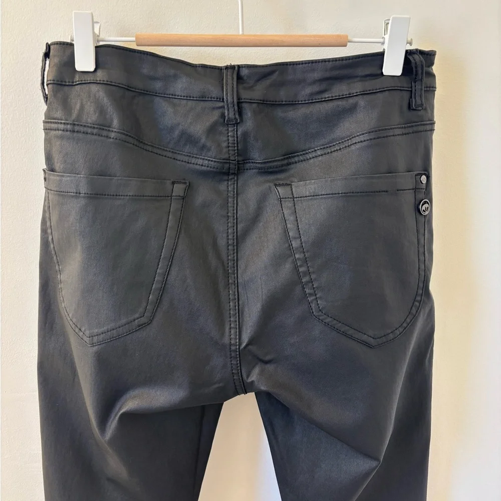 Great outfit! Tory Burch top and CREAM coated, embroidered jeans. - Picture 8 of 14